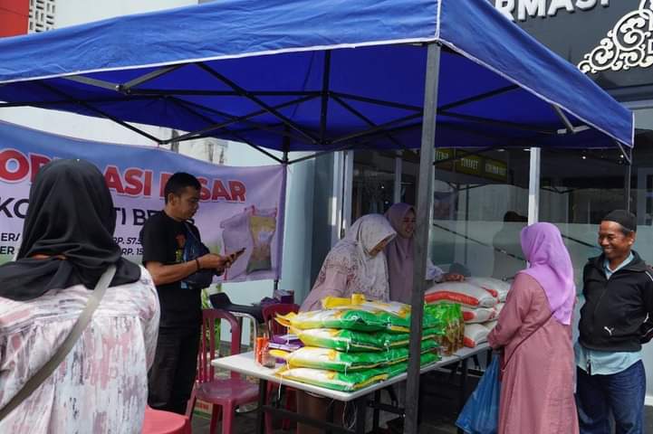 Disperdakop UKM Kota Padang Panjang gelar bazar murah sembako, Jumat (6/10/2023) dikawasan Pasar Pusat.